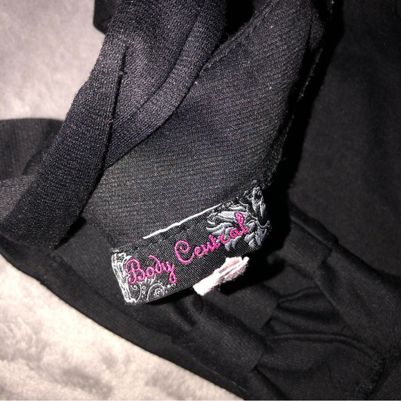 Cropped black top with an open bow back, shirt - Picture 3 of 4